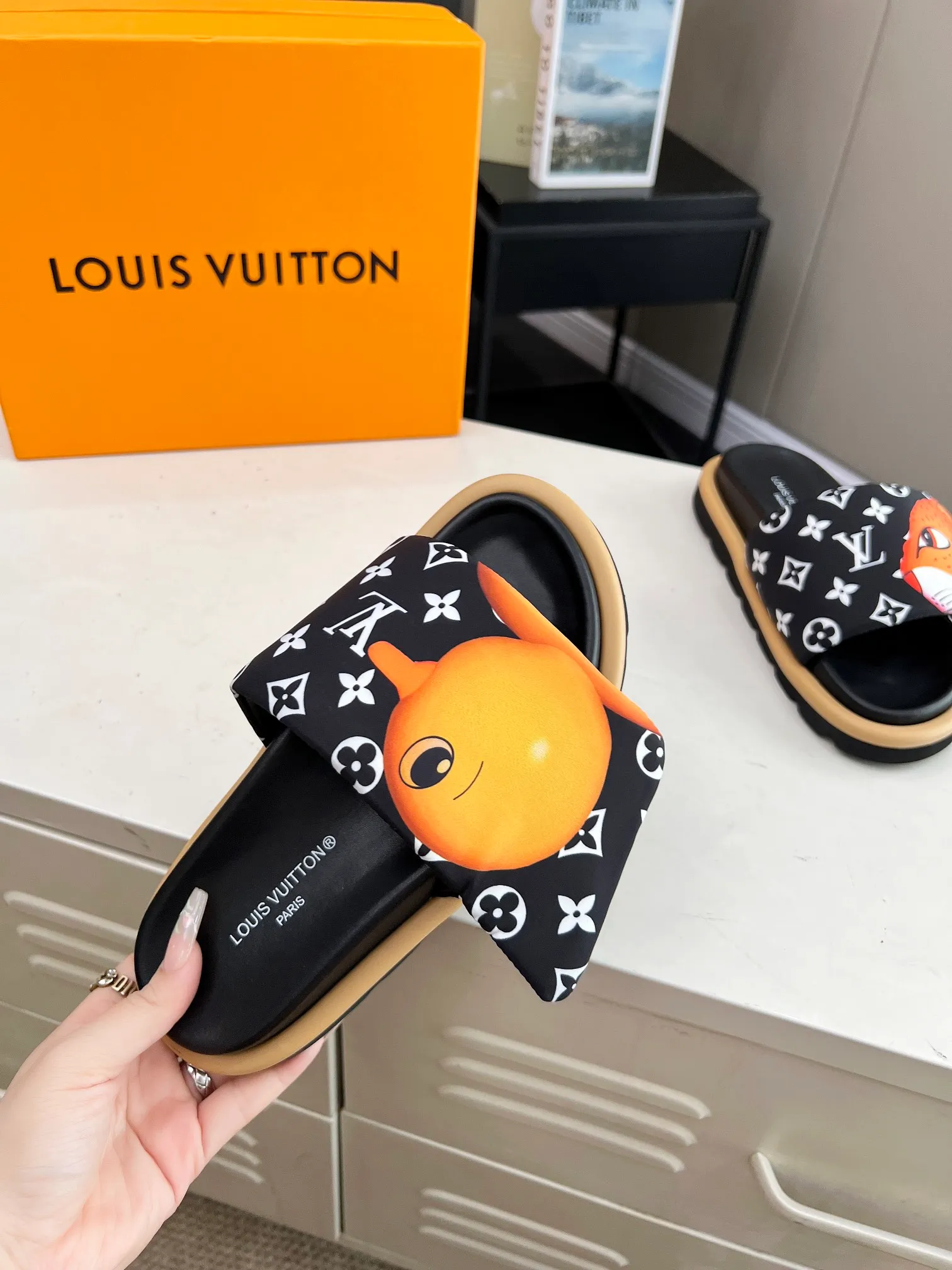 👟👟Ex-factory price 360👟👟 lv donkey brand l home 2024 hot style embossed logo embossed sandals This ol low comfort flat sandals are made of technical fabrics and use high-frequency embossing technology to reinterpret the monogram pattern. Soft padded upper with adjustable Velcro, comfortable and tough insole adds harmonious color ▪️Fabric: Original customized technical fabric ▪️Lining: soft sheepskin lining ▪️Sole: Original open-molded rubber foam outsole Color: .yellow.black▪️